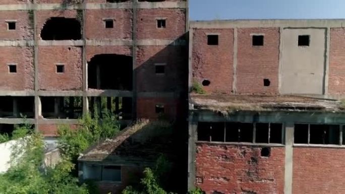 塞尔维亚Loznica废弃工厂Viskoza的红砖墙破碎的窗户