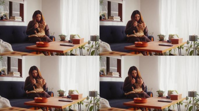 孕妇在家里的客厅里和她的姜猫在一起