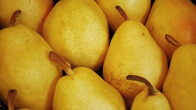 食品，农业和有机概念，成熟的梨作为整个水果在生态超市出售