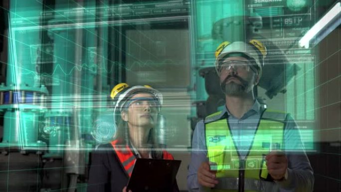 专业工程师使用玻璃展示一个概念全息图与未来人工智能技术数字智能工厂模拟，智能工厂行业4.0概念