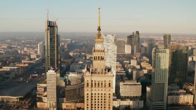 历史悠久的高层PKIN大楼顶部的上升镜头。背景中的现代市中心摩天大楼。波兰华沙
