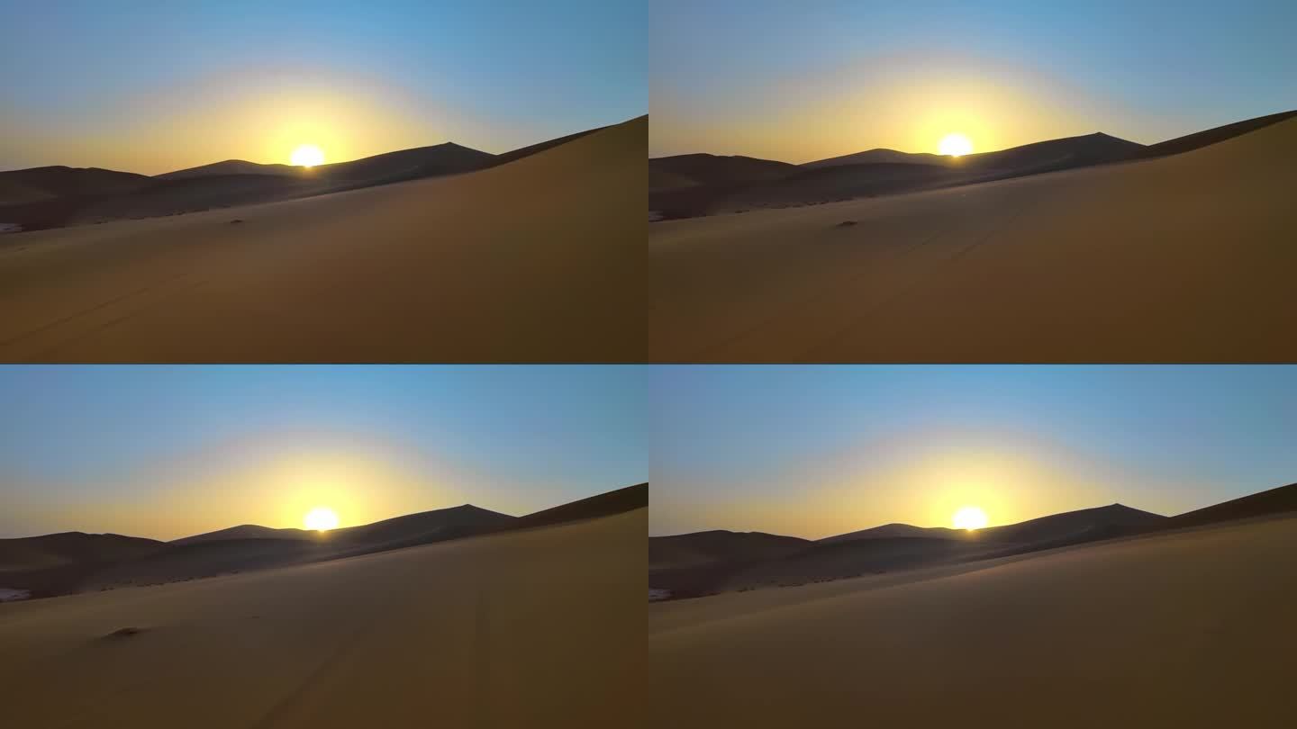 沙漠日出踏步前行