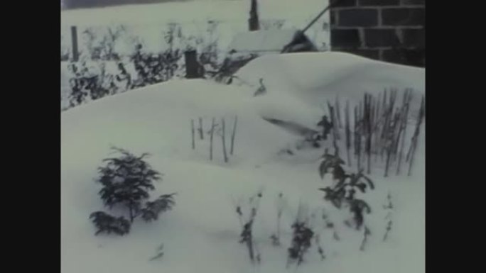 英国1968，房子淹没在雪中60年代