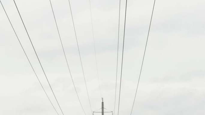 爱沙尼亚高耸的混凝土柱子上长长的电线