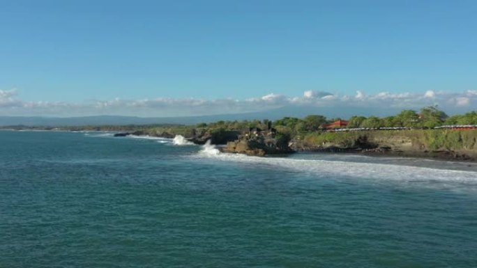 晴天巴厘岛著名海湾旅游寺庙综合体航空全景4k印度尼西亚