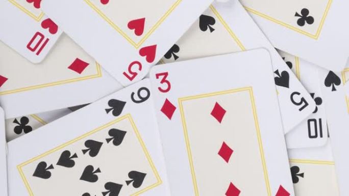 各种扑克牌的旋转组。卡片背景