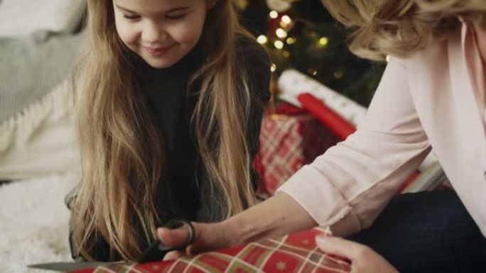 孙女帮奶奶打包圣诞礼物的视频。用8k的红氦相机拍摄。