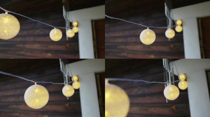 爱沙尼亚悬挂的黄色圣诞灯球