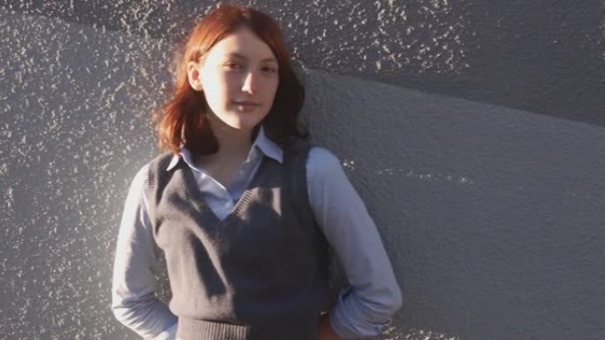 日落时分，身穿校服视频的女少年对着墙肖像