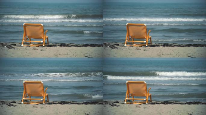 海滩上的夏季场景，黄色躺椅和背景起伏的海浪