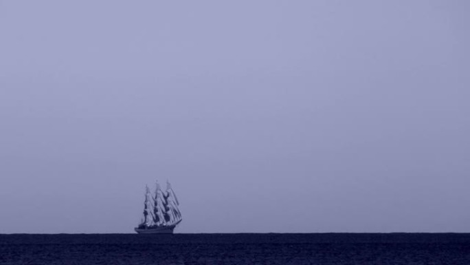 背景-一艘古老的帆船在夜晚