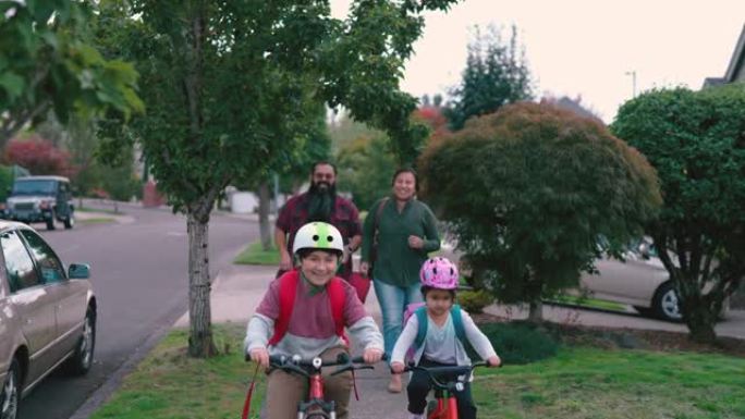 快乐的美国原住民兄弟姐妹骑自行车上学