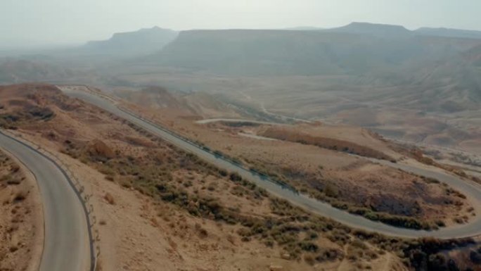 早上高海拔山蜿蜒道路的鸟瞰图