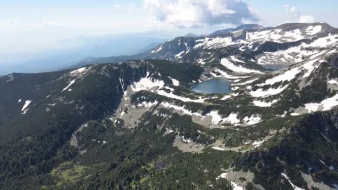 保加利亚皮林山Kremenski湖和德扎诺峰的鸟瞰图