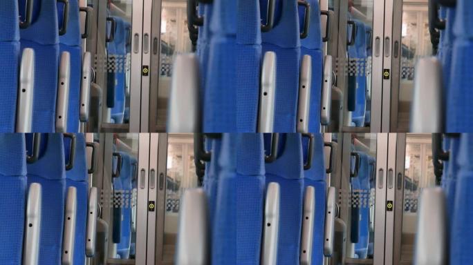 简单的空置现代旅客列车内部，一排排普通的蓝色座椅，空走廊细节，特写镜头，没人。平静放松的场景，里面移