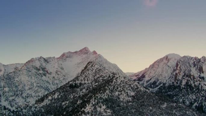 加利福尼亚，孤松沙漠，山峰上的空中雪