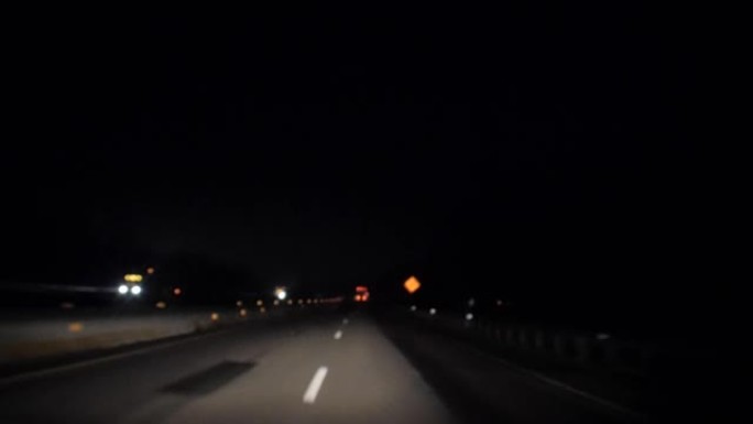 美国夜间高速公路上的灯。