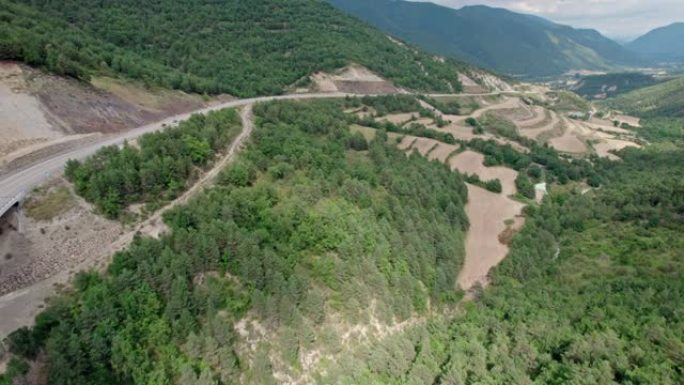 山景中的快速入门之路。穿过山间桥的高速公路。