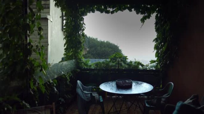 雨天家庭阳台外部，下雨了
