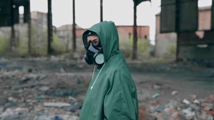 环境污染和生物危害。一个戴防毒面具的人在废弃建筑附近
