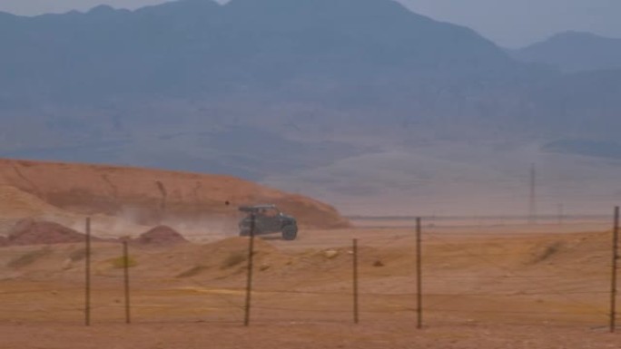 越野车沿着一条穿越沙漠的土路行驶