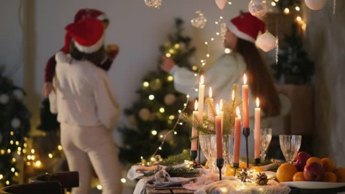家庭背景上有蜡烛的圣诞餐桌