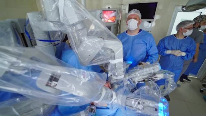 用机器人设备进行手术。医疗团队观察现代诊所中医疗机器人的操作。微创机器人操作。