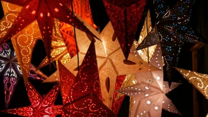 德国圣诞市场上美丽的装饰纸发光圣诞星星灯