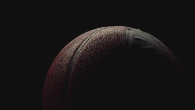 摘要特写篮球旋转。在黑暗背景下现场点燃篮子球。运动设备