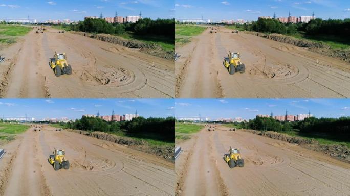 莫斯科郊区沙质建筑工地上的黄色压路机电影