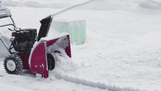 男子使用吹雪机清除院子里的积雪