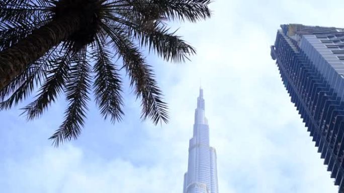 阿联酋迪拜，2021年2月15日: 世界上最高的建筑阿联酋迪拜哈利法塔的低角度视图。从市中心看