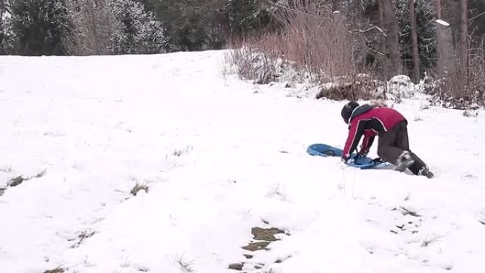 雪中雪橇上的孩子们有一段美好的时光