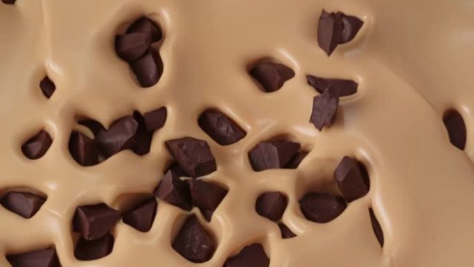 巧克力碎片落入白巧克力中