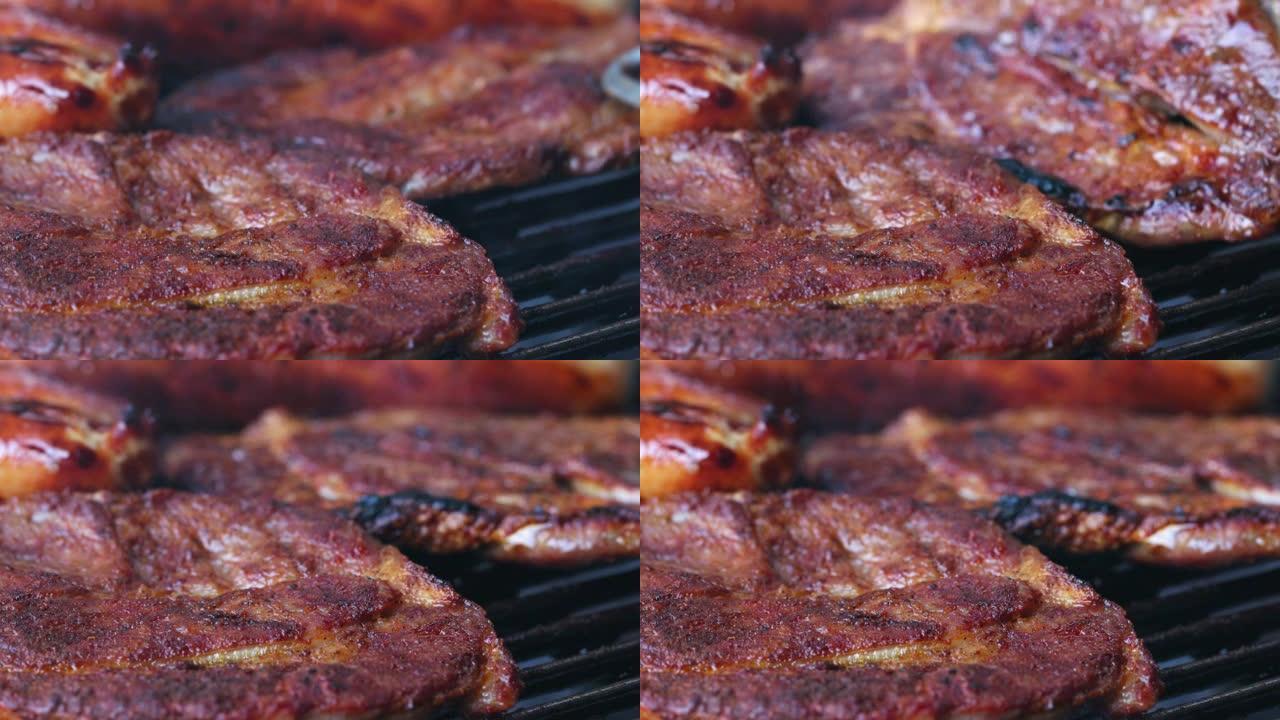 在烤架上特写两片肉。一片肉正在转动。