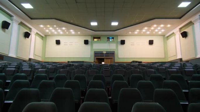 空荡荡的电影院大厅椅子上的控制室视图