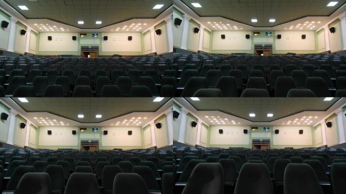 空荡荡的电影院大厅椅子上的控制室视图