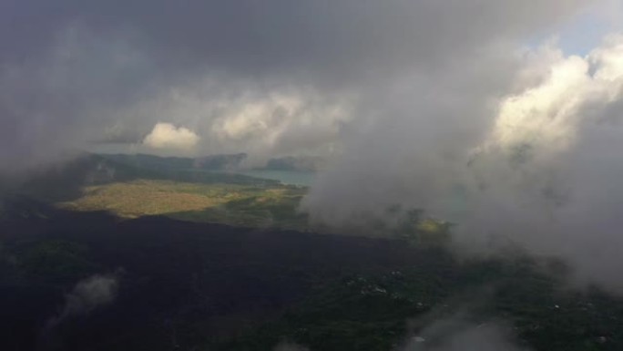 白天阴雨云巴厘岛著名火山口湖海岸线航空全景4k印度尼西亚