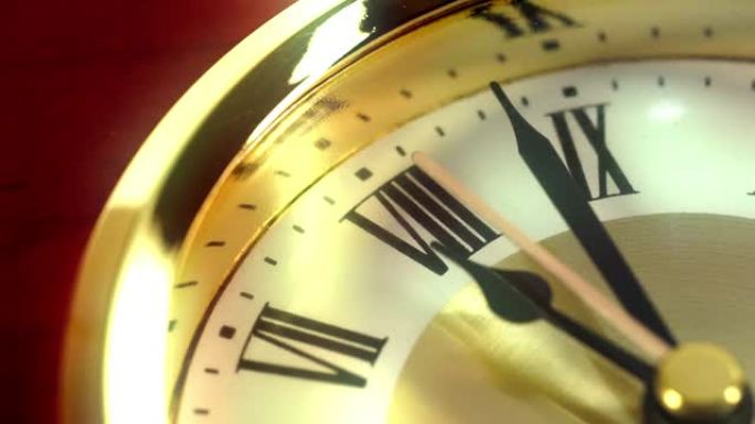 表面上有罗马数字的时钟的特写时间。金表。时间概念。