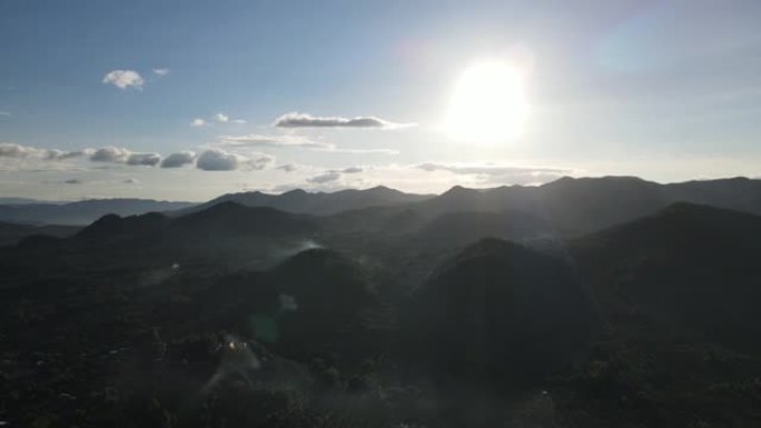 明媚的夕阳冲击着高山之巅。