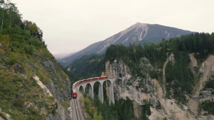 瑞士火车穿越桥瑞士火车穿越桥