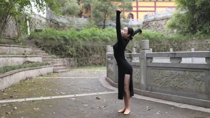 一位中国美女正在做中国舞蹈，民间舞蹈。