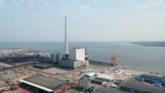 鸟眼在丹麦埃斯比约的Steelcon电站的烟囱周围缓慢旋转。带有斯堪的纳维亚最高烟囱的煤炭和石油燃料