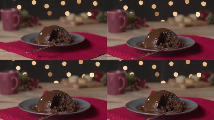跟踪镜头接近破碎的巧克力覆盖的圣诞节布丁