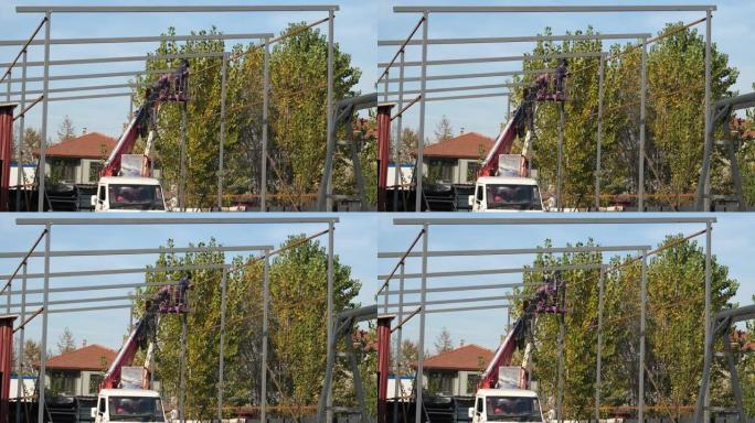 钢结构，工人用吊杆升降机做钢结构工作