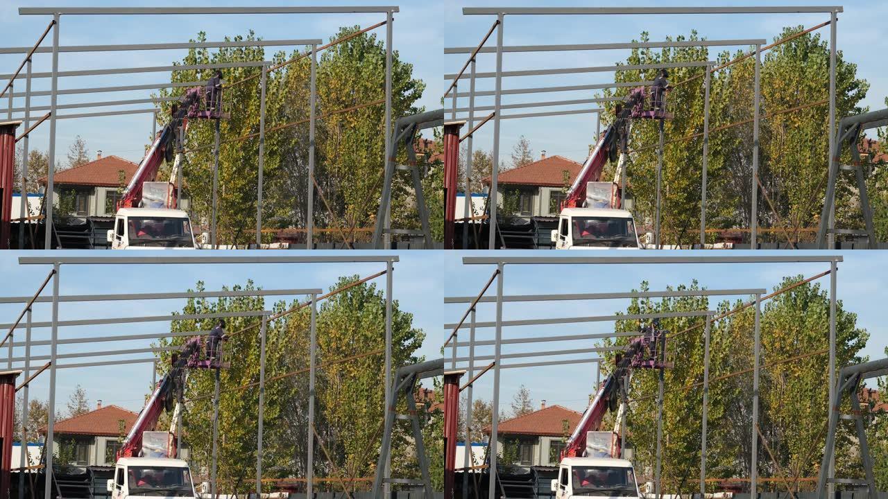 钢结构，工人用吊杆升降机做钢结构工作