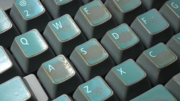 老式旧褪色磨损机械台式电脑键盘上的WASD键，字母，对象细节，特写，缓慢放大。复古计算，视频游戏控制