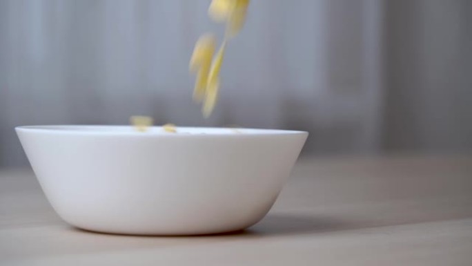 将玉米片倒入白色盘子中的慢动作关闭。