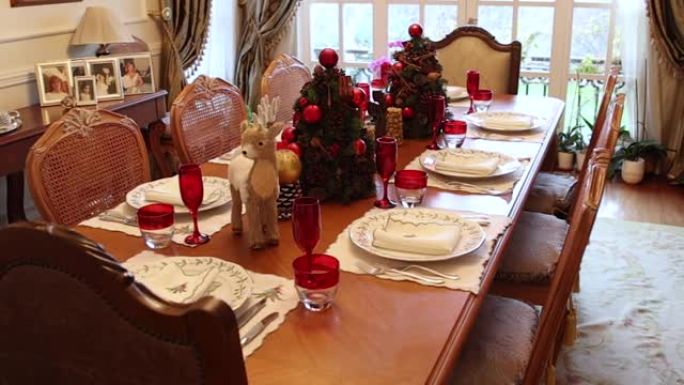 空圣诞餐桌的一般视图，大流行期间空圣诞餐桌的慢动作视频，圣诞主题餐桌，装饰圣诞树和木鹿以及餐桌上的圣