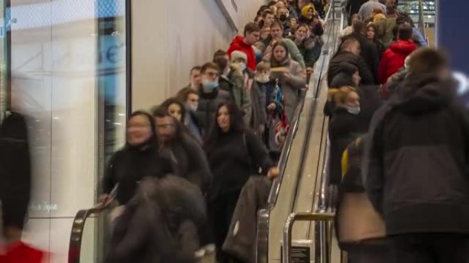圣诞节和新年前夕，莫斯科的购物中心非常拥挤，尽管冠状病毒大流行，时间流逝